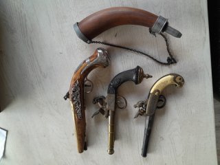 vierteiliges Deko-Konvolut Steinschloss-Pistole Pulverflasche