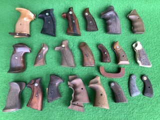 19 (Paar) Griffschalen für Revolver Smith & Wesson, Ruger, Colt u.a.