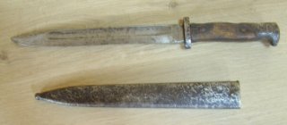 Unbekanntes Bajonett mit Stahlscheide