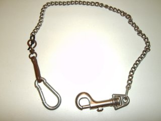 Wer kann es brauchen: Karabiner mit Kette gemäß Foto.