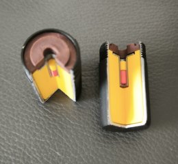 2x Schnittmodell Zündladung C/98 für deutsche Bombenzünder