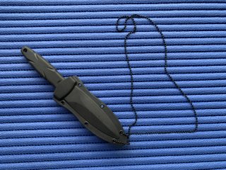 Stiefelmesser mit schwarzer Klinge und Halskette in Kydexscheide