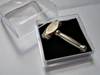Böllerhammer Anstecker