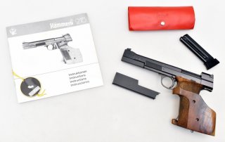 HÄMMERLI Modell 215 Sportpistole Kaliber .22 LR mit NILL Griff, Reservemagazin & 300g Laufgewicht