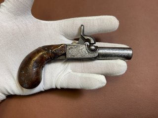 Perkussions-Derringer mit abschraubbarem Lauf im Kaliber ca. 9,3 mm