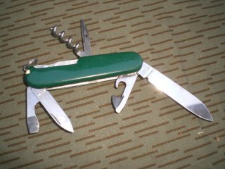 Schweizerisches Armeetaschenmesser grüne Griffschalen Jagdmotiv Officer Suisse