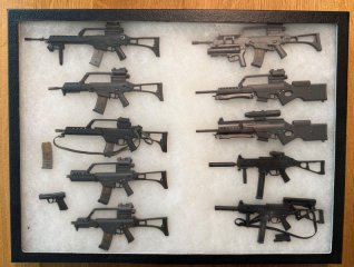 Große Heckler & Koch G36 Sammlung 1:6 – verschiedene G36 Varianten – Präsentationsbox