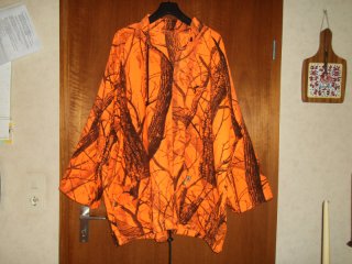 Große weite Jagd-Jacke aus wärmendem Grundmaterial, verlängerte Passform für mehr Komfort und Schutz