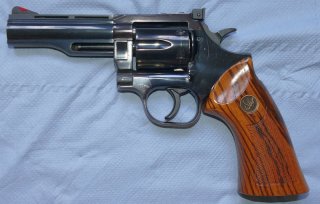 DAN WESSON REVOLVER (VERM. MOD. 15-2) V4, KALIBER .357 MAGNUM – 4 ZOLL LAUF, BRÜNIERT, GELEGENHEIT