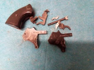 Biete ERSATZTEILE FÜR EINE AUTOMATISCHE Pistole Modell ME Jaguar