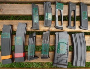 Konvolut Airsoft Magazine Pistole Clock etc. mechanisch u Co2