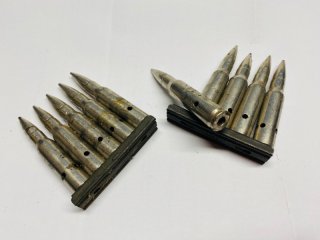 5 Exerzierpatronen im Kaliber .308 Winchester auf Ladestreifen, gefertigt von IMI