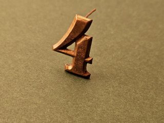Zahl Vier zu Schweizer Armee Tschako M1869/75 goldfarbig