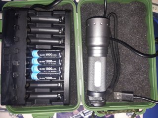 Taschenlampe +Akkus+Ladegerät