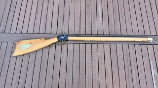 Perkussions-Vorderladergewehr Investarm Hawken Kal. .45, Stecher, Messing-Patchbox