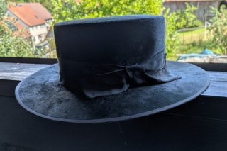 2 ANTIKE HÜTE FÜRS WESTERNHOBBY AUS SAMMLUNG