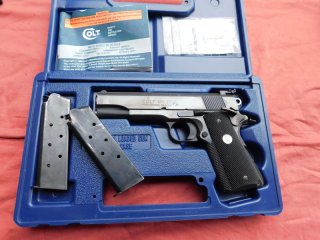 Colt Government Serie 80 Kal. 45 ACP, mit Reservemagazin und Koffer.