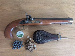 Vorderladerpistole Kentuckian mit Zubehör