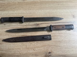 2er-Konvolut Wehrmacht: K98 Bajonette S84/98 III – Holz- & Bakelitgriff – Unrestaurierte Bodenfunde