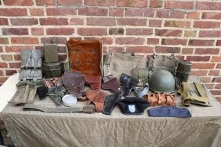 Militaria Konvolut Pistolenholster Pistolentaschen Stahlhelm Affe Essgeschirr