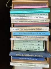 Konvolut/Sammlung von div. Heeresdienstvorschriften, militär. Lehrbüchern usw. im Karteikasten