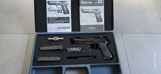 Beretta 92 Combat Kal. 9 mm Para – 2 Magazine – Originalkoffer – Zubehör