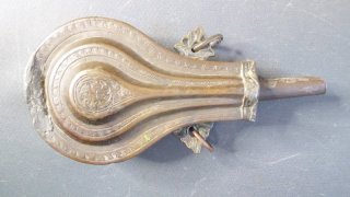 Sehr alte Pulverflasche aus Messing und Bronze oder (Kupfer)?