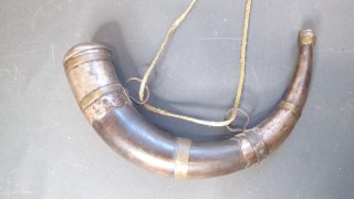 Sehr altes Pulverhorn aus Büffelhorn mit Eisen und Messingbeschläge
