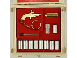 NEU 24 Kt. Gold Vergoldet Berloque Pistole in Holzetui wie xythos 2 mm. Pinfire Gun Knallkapseln