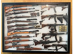 Große 1:6 Miniatur-Waffensammlung WWII – ca. 25 Modelle – K98, StG44, K43, P08, P38 – Präsentationsb