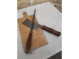 Uraltes Schlachterbeil, Wetzstahl und Schlachteplatte