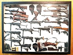Große 1:6 Waffen-Sammlervitrine WWII – MP40, FG42, Pistolen & Zubehör – ca. 20 Modelle