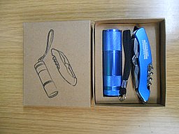 Taschenlampe und Messer