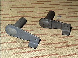 === 2versch. orig. Verriegelungshebel (unben.) von Gasrohr an Kalaschnikow AK-Mod. (AK47 AKM usw.) =