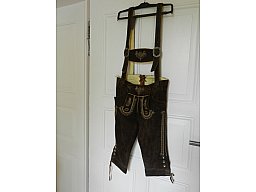 COUNTRY MADDOX KINDER Trachtenlederhose mit Trägern und Stickverzierungen - braun - Größe 32