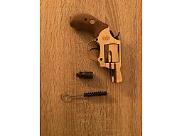 Smith & Wesson Chiefs Special 9 mm R.K., 24 Karat vergoldet, Holzgriffschalen