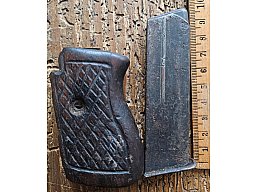 Historisches Set: Original Holz-Griffschale, Magazin & Schrauben (Kal. 7,65mm) – Vintage Sammlerstüc
