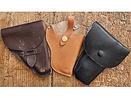 Konvolut: 3x Leder-Holster für Westentaschenpistolen (~120mm / Kal. 6,35mm & .22 l.r.)