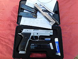 Sig Sauer X-Five, 1. Gen. Kal. 40 S&W mit Wechselsystem Kal. 9mm Luger jeweils 2 Magazine, top Waffe