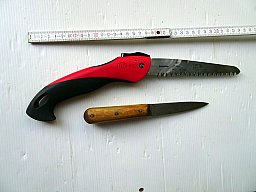 Zwei Messer, eines mit Säge