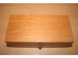 Holzkiste mit 13 Pulverröhrchen für Vorderlader