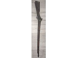 ein altes Vorderladergewehr – wahrscheinlich eine historische Muskete oder eine Steinschloss- oder P