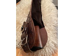 Gewehrtasche aus geprägtem Leder und Fell