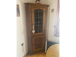Eckvitrine Eiche mit Jagdmotiven