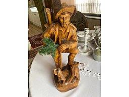 Jäger aus Holz geschnitzt