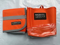Faltbare, signalfarbene Sitzunterlage v. Merkel Gear