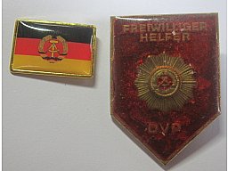 Abzeichen Helfer der Volkspolizei und Abzeichen DDR