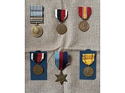 Original Orden & Medaillen (6 Stück) Weltkrieg und Korea – USA & Großbritannien; no bajonett