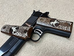 Relief- Holzgriffschalen für Colt Gold Cup