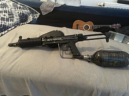 BT Delta Elite Paintball Markierer + Flasche